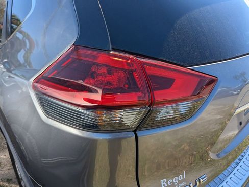 Used 2018 Nissan Rogue SV image 6