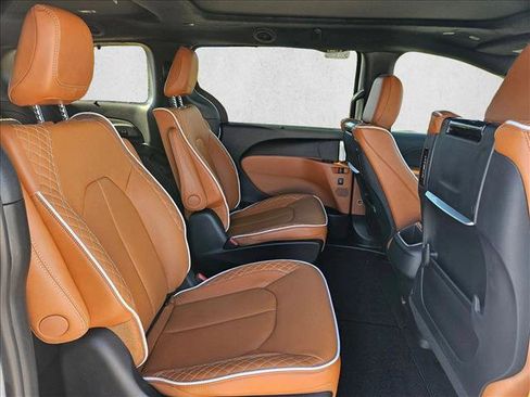 New 2026 Chrysler Pacifica Pinnacle image 16