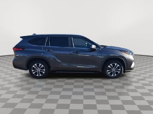 Used 2023 Toyota Highlander XLE image 9
