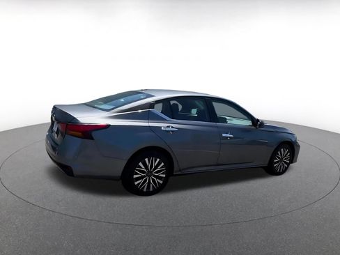 Used 2025 Nissan Altima 2.5 SV FWD image 14