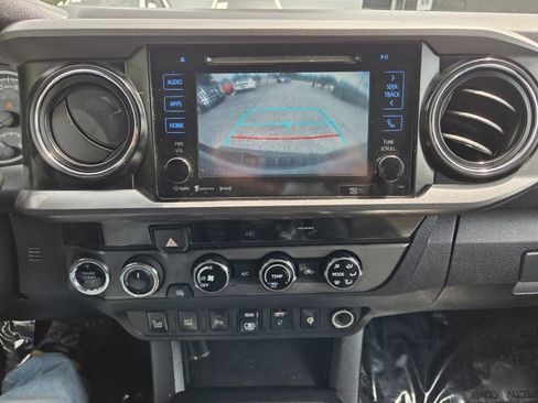 Used 2018 Toyota Tacoma TRD Off-Road w/ Technology Package AWD/4WD image 19