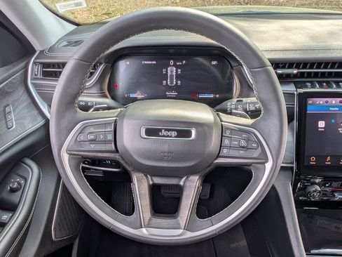 Used 2023 Jeep Grand Cherokee Limited w/ Black Appearance Package image 23