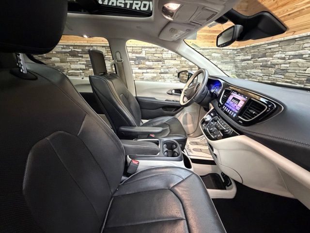 Used 2017 Chrysler Pacifica Limited w/ UConnect Theater Package FWD image 17