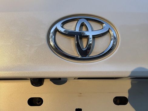 Used 2020 Toyota Highlander L image 10