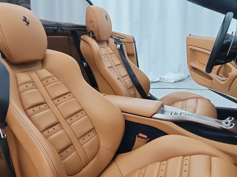 Used 2014 Ferrari California image 21