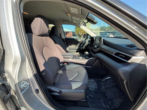 Used 2022 Toyota Highlander LE image 37