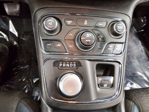 Used 2015 Chrysler 200 S w/ Comfort Group FWD image 17