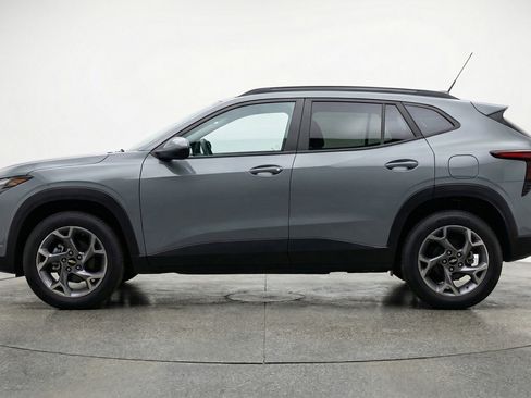 Used 2025 Chevrolet Trax LT w/ LT Convenience Package FWD image 5