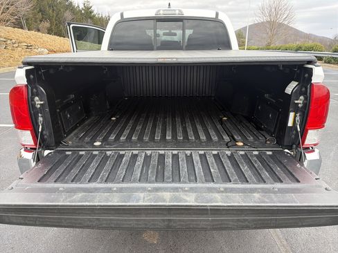 Used 2016 Toyota Tacoma SR5 w/ Towing Package image 21