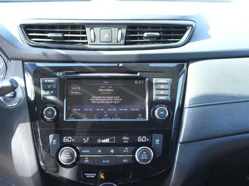 Used 2019 Nissan Rogue SV FWD image 17