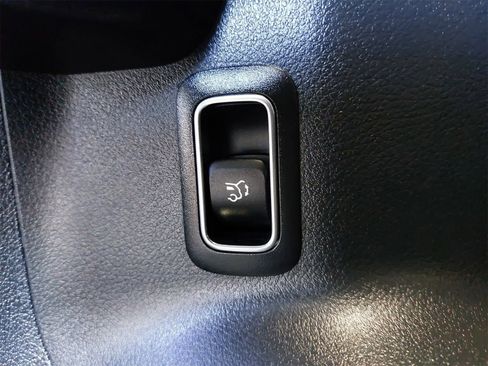 Used 2022 Mercedes-Benz GLB 250 w/ Premium Package Lite image 37