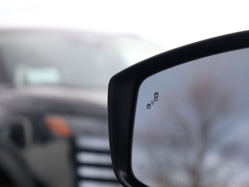 New 2025 Nissan Versa SR w/ Trunk Package image 18