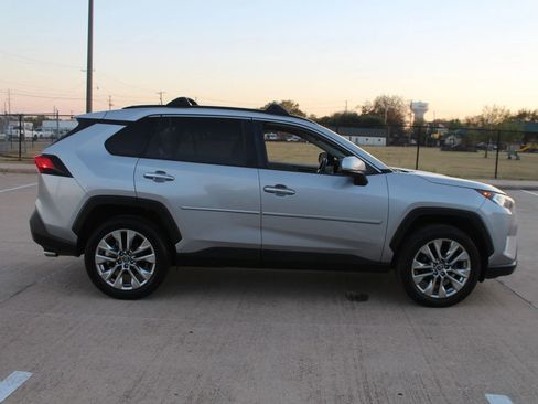 Used 2019 Toyota RAV4 Limited image 9