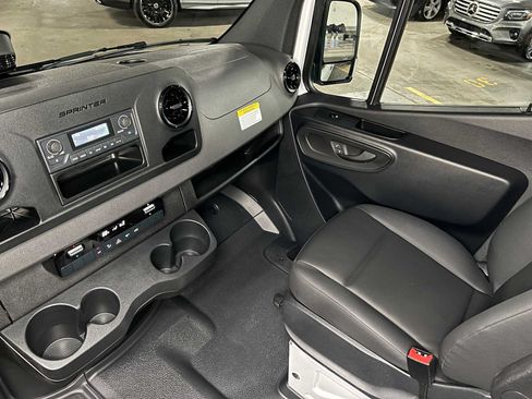 Used 2025 Mercedes-Benz Sprinter 2500 image 32