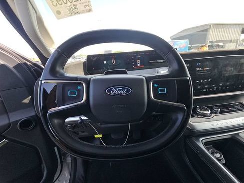 Used 2025 Ford Expedition Platinum AWD/4WD image 8