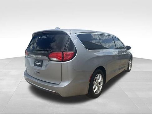 Used 2018 Chrysler Pacifica Touring Plus w/ Tire & Wheel Group FWD image 9