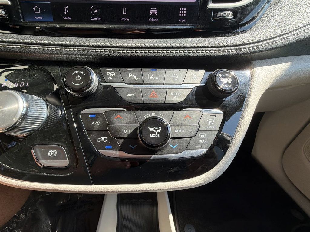 Used 2024 Chrysler Pacifica Touring-L FWD image 19