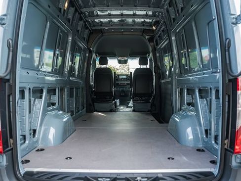 Used 2024 Mercedes-Benz Sprinter 2500 image 9