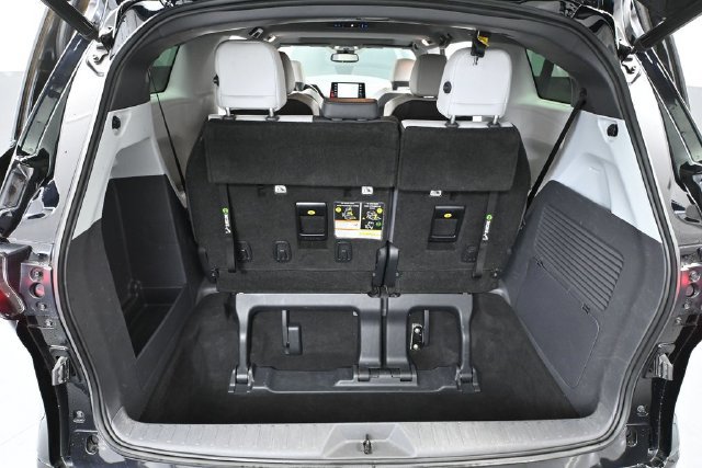 Used 2021 Toyota Sienna XSE FWD image 32