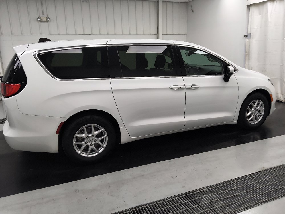 Used 2023 Chrysler Voyager LX FWD image 10
