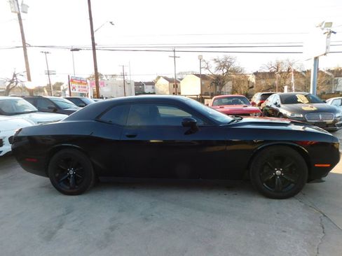 Used 2016 Dodge Challenger SXT image 4