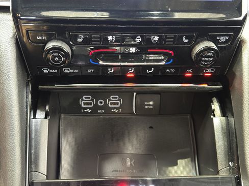 Used 2023 Jeep Grand Cherokee Limited w/ Luxury Tech Group II AWD/4WD image 31