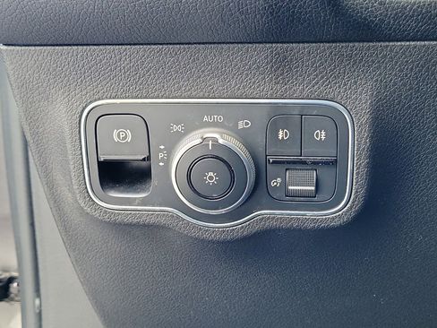 Used 2020 Mercedes-Benz GLB 250 w/ Premium Package image 24