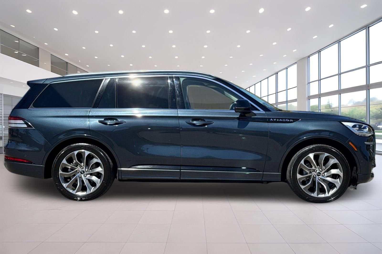 Used 2022 Lincoln Aviator Grand Touring w/ Equipment Group 301A AWD/4WD image 3