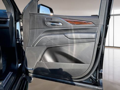 Used 2023 Cadillac Escalade ESV Premium Luxury AWD/4WD image 19