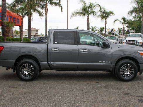 Used 2021 Nissan Titan SV w/ SV Convenience Package image 11