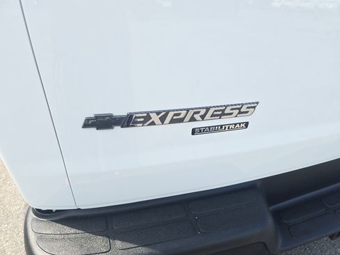 Used 2015 Chevrolet Express 2500 RWD image 15