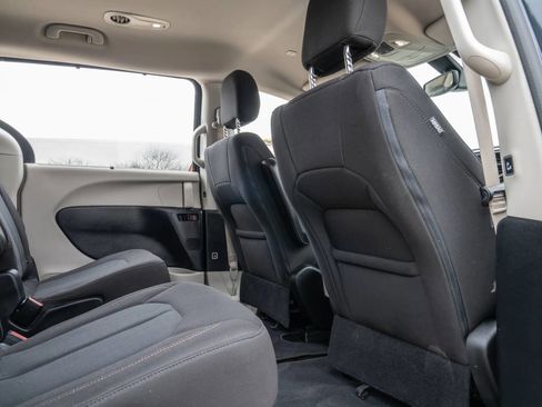 Used 2020 Chrysler Pacifica Touring image 21