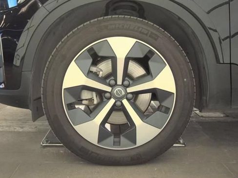 Used 2025 Volvo XC40 B5 Plus AWD/4WD image 6