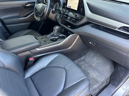 Used 2025 Toyota Highlander XLE image 16