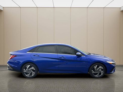 Certified 2025 Hyundai Elantra Limited image 6