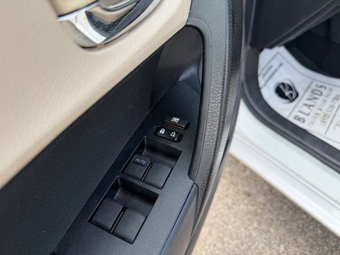 Used 2016 Toyota Corolla LE FWD image 10