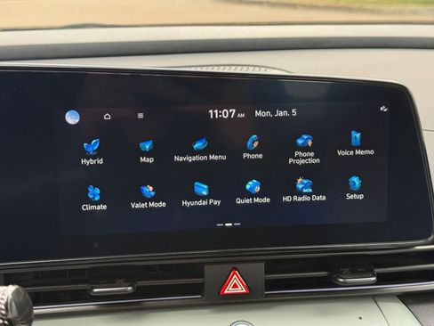 Used 2025 Hyundai Elantra Limited image 21