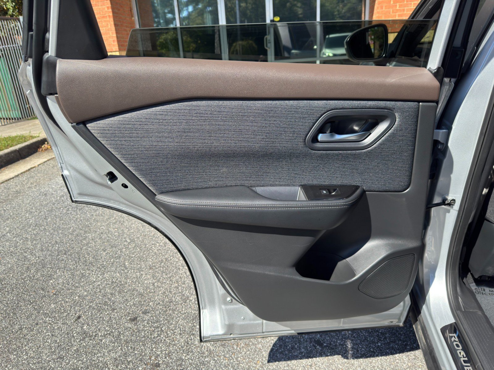 Used 2022 Nissan Rogue SV FWD image 37