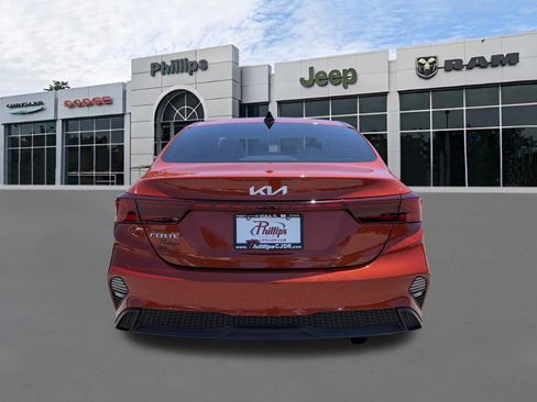 Used 2022 Kia Forte LXS w/ LXS Technology Package FWD image 4
