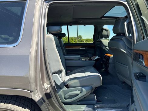 Used 2022 Jeep Grand Wagoneer Series II AWD/4WD image 13