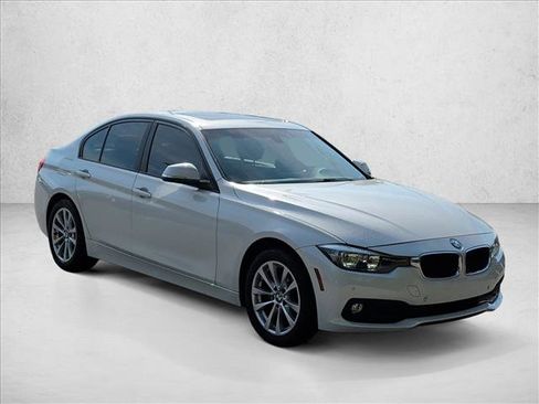 Used 2017 BMW 320i Sedan RWD image 4