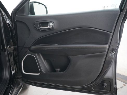 Used 2018 Jeep Compass Latitude w/ Popular Equipment Group AWD/4WD image 9