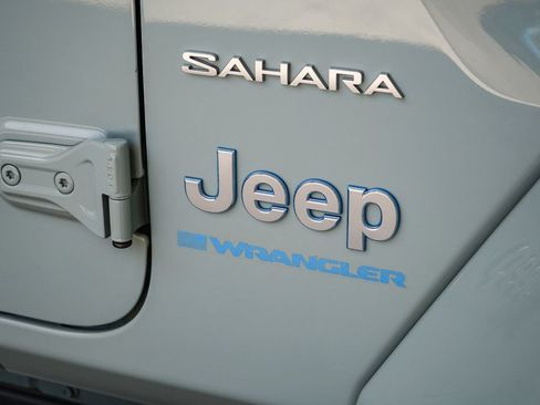 Used 2024 Jeep Wrangler Unlimited Sahara w/ Technology Group AWD/4WD image 9