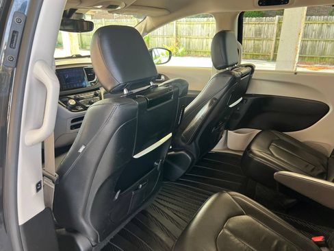 Used 2017 Chrysler Pacifica Touring-L Plus w/ Advanced Safetytec Group FWD image 9