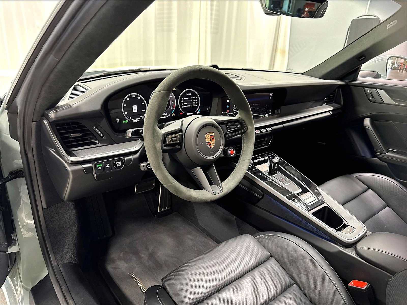 Used 2025 Porsche 911 Carrera RWD image 7