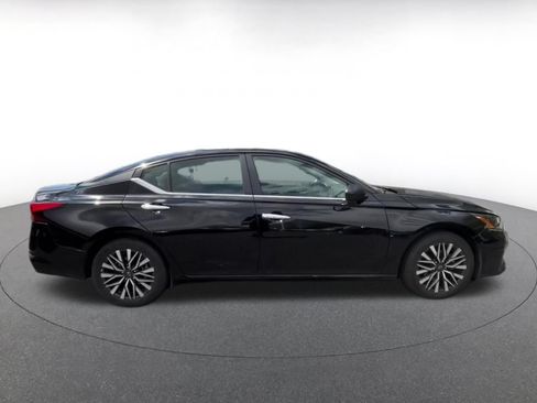 Used 2025 Nissan Altima 2.5 SV FWD image 13