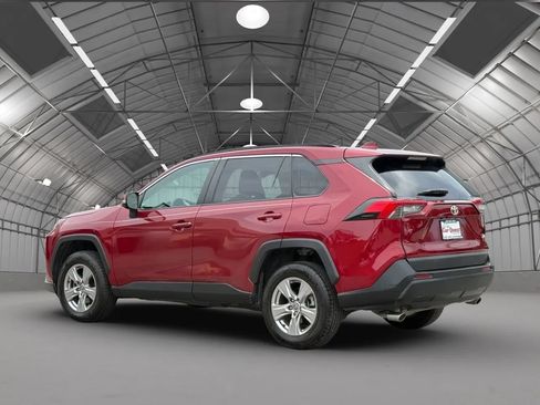 Used 2022 Toyota RAV4 XLE w/ Convenience Package FWD image 5