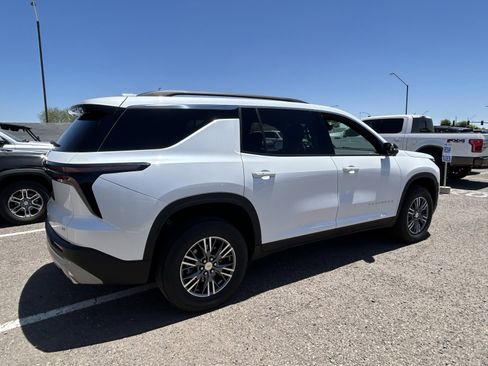 Used 2024 Chevrolet Traverse LT FWD image 4