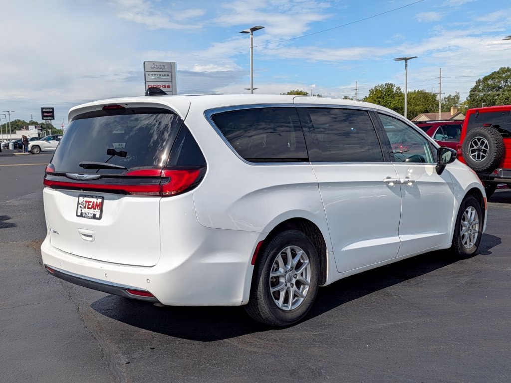 Used 2024 Chrysler Pacifica Touring-L FWD image 7