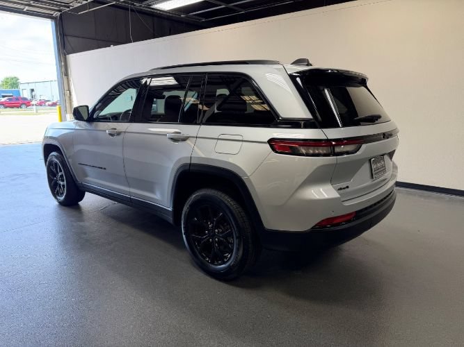 Used 2025 Jeep Grand Cherokee Altitude AWD/4WD image 2